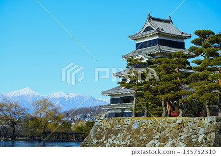 松本城和雪山的景色 松本城和雪山的景色 135752310