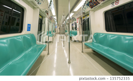 在台灣高雄捷運列車內 135752335
