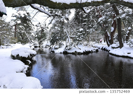 Snow-covered river in Kenrokuen Snow-covered river in Kenrokuen 135752469