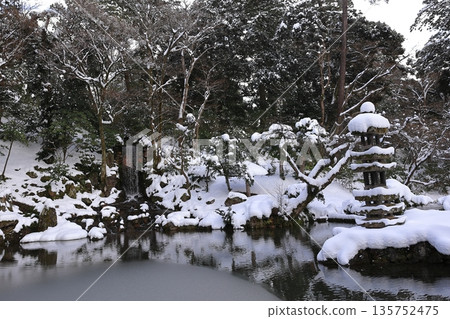 Snow-covered lanterns in Kenrokuen 135752475