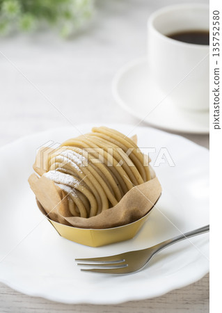 Mont Blanc cake and coffee 135752580