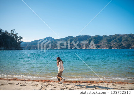 Young woman walking along the seaside in winter 135752813