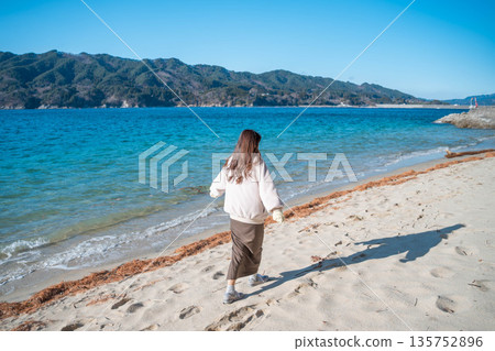 在海邊拍照的女人 135752896