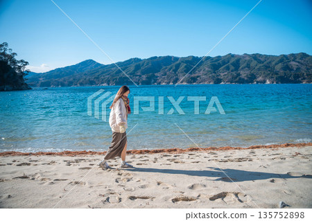在海邊拍照的女人 135752898