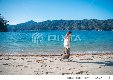 在海邊拍照的女人 在海邊拍照的女人 135752901