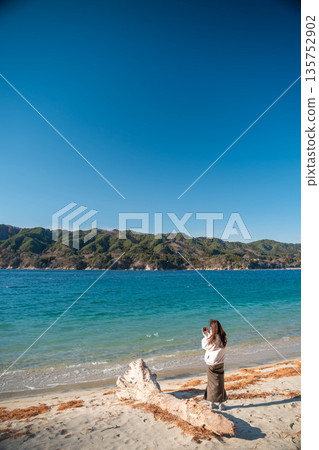 在海邊拍照的女人 135752902