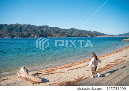 在海邊拍照的女人 135752909