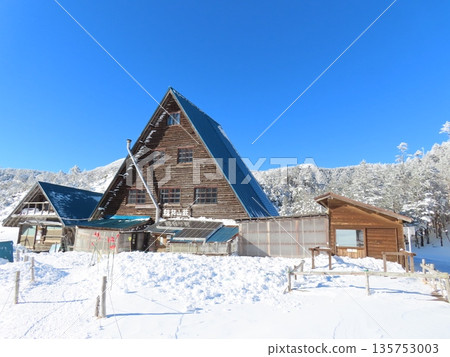 Yatsugatake in the midst of winter (Shimakare Sanso, closed for the winter) 135753003