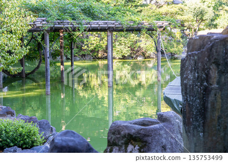 從京都御所內九條家的茶室（九條家是京都皇室成員）一樓大廳望出去的景色。這裡曾用於茶道儀式和詩歌吟誦會。 135753499