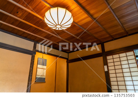 京都御所內九條家的茶室(用於茶道和詩歌吟誦)一樓大廳的照明 京都御所內九條家的茶室(用於茶道和詩歌吟誦)一樓大廳的照明 135753503