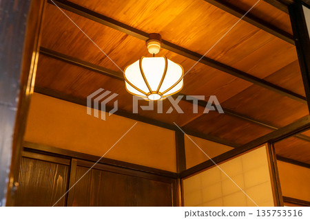 京都御所內九條家茶室遺址中的修水亭入口處的燈光用於茶道和詩歌聚會。 京都御所內九條家茶室遺址中的修水亭入口處的燈光用於茶道和詩歌聚會。 135753516