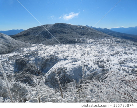 冬日里的八岳（北禦岳登山道望去的島加山） 135753874