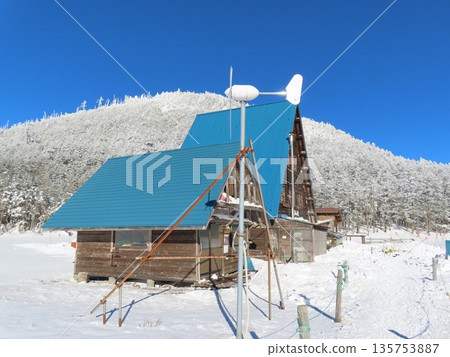 隆冬時的八岳（島菖蒲山莊，冬季歇業） 135753887