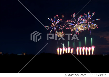 夜空中一道寬闊的煙火帶（夏季活動） 135753994