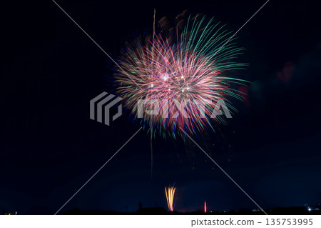 五彩繽紛的煙火在夜空中綻放（特寫） 135753995