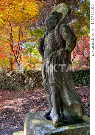 Futagoji Nio statue and autumn leaves Futagoji Nio statue and autumn leaves 135755100