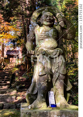 Futagoji Nio statue and autumn leaves Futagoji Nio statue and autumn leaves 135755102