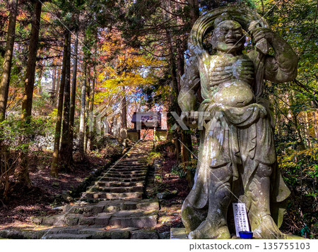 Futagoji Nio statue and autumn leaves Futagoji Nio statue and autumn leaves 135755103