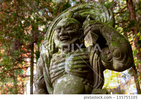 二子寺 Nio 雕像和秋葉 二子寺 Nio 雕像和秋葉 135755105