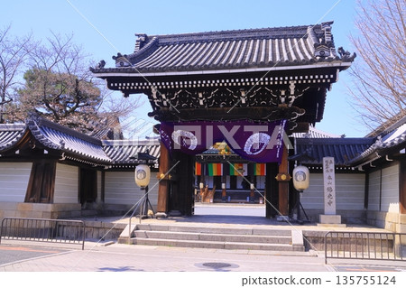 Cherry blossoms blooming in the grounds of Bukkoji Temple (Shimogyo Ward, Kyoto City) 135755124