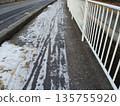 陰涼的人行道上還殘留著積雪。 135755920