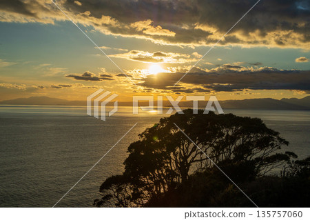 海洋日落和壯麗的雲景 135757060