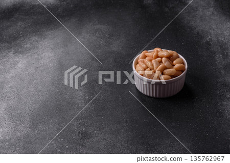 Canned white beans, prepared as an ingredient for a classic English breakfast. Canned beans 135762967