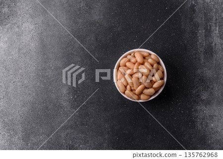 Canned white beans, prepared as an ingredient for a classic English breakfast. Canned beans 135762968