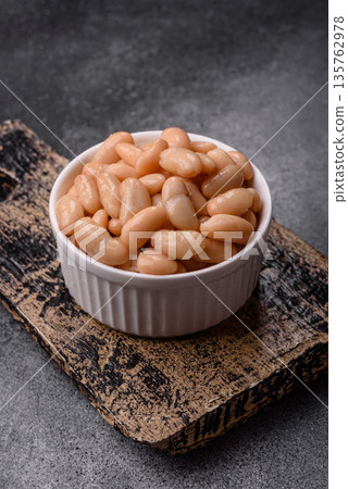 Canned white beans, prepared as an ingredient for a classic English breakfast. Canned beans 135762978