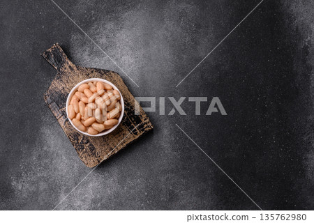 Canned white beans, prepared as an ingredient for a classic English breakfast. Canned beans Canned white beans, prepared as an ingredient for a classic English breakfast. Canned beans 135762980