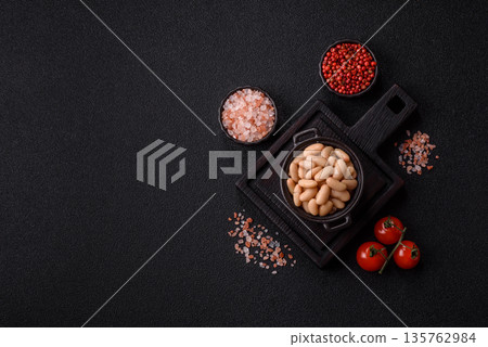 Canned white beans, prepared as an ingredient for a classic English breakfast. Canned beans 135762984