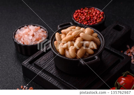 Canned white beans, prepared as an ingredient for a classic English breakfast. Canned beans 135762987