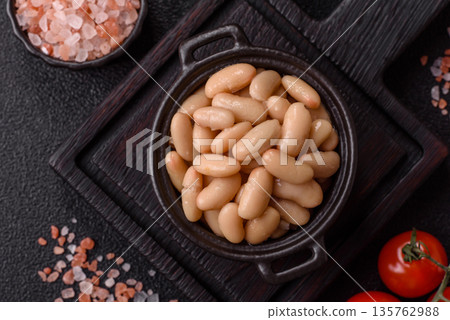 Canned white beans, prepared as an ingredient for a classic English breakfast. Canned beans Canned white beans, prepared as an ingredient for a classic English breakfast. Canned beans 135762988