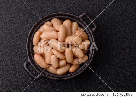 Canned white beans, prepared as an ingredient for a classic English breakfast. Canned beans 135762992