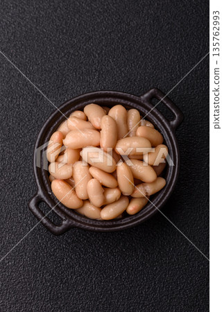 Canned white beans, prepared as an ingredient for a classic English breakfast. Canned beans 135762993