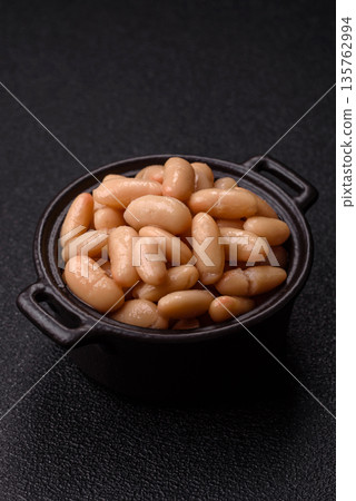 Canned white beans, prepared as an ingredient for a classic English breakfast. Canned beans 135762994