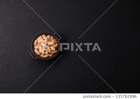 Canned white beans, prepared as an ingredient for a classic English breakfast. Canned beans 135762996