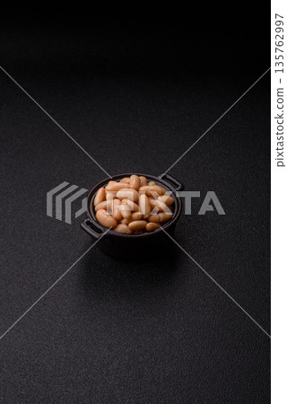 Canned white beans, prepared as an ingredient for a classic English breakfast. Canned beans 135762997