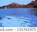 Early morning ice washed up on the shore of Lake Haruna and Mount Sobegatake (afr20260121063428) 135763975