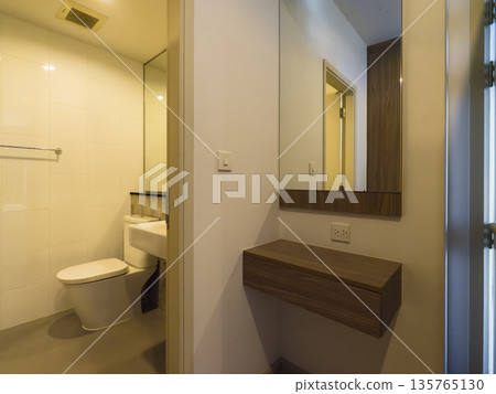 泰式公寓:梳妝台、淋浴間和衛生間 泰式公寓:梳妝台、淋浴間和衛生間 135765130