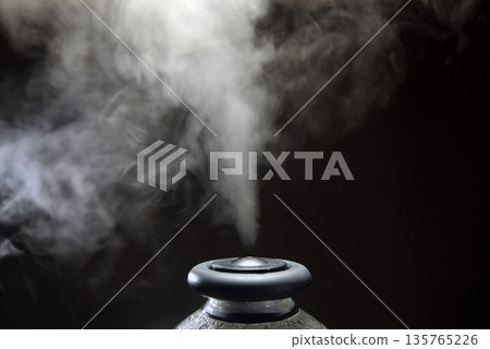 鍋蓋上冒出的蒸汽 鍋蓋上冒出的蒸汽 135765226