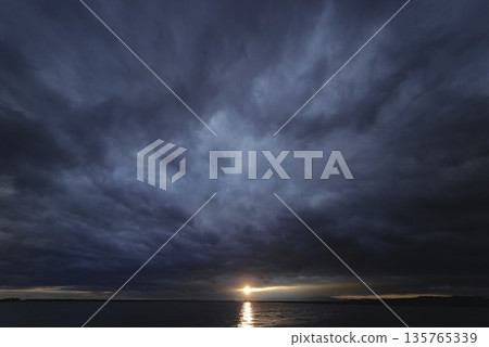 傍晚時分的天空和港口景色,春季,超廣角鏡頭,聚焦天空,240312pm 傍晚時分的天空和港口景色,春季,超廣角鏡頭,聚焦天空,240312pm 135765339