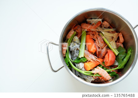 用鍋子熬煮的魚湯 135765488