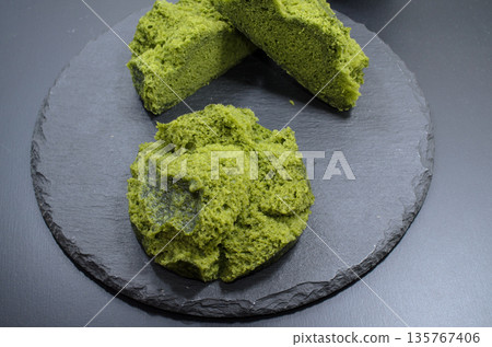 A slightly unusual matcha steamed bun 135767406