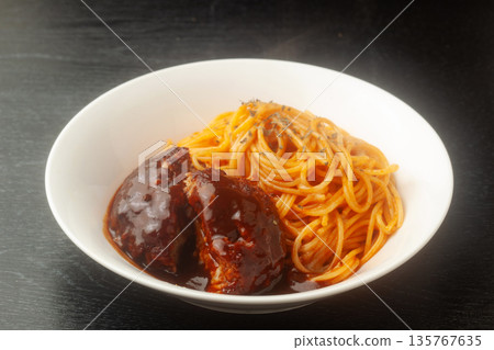 hamburger spaghetti 135767635