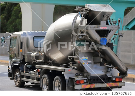 Agitator truck (concrete mixer truck) Agitator truck (concrete mixer truck) 135767655