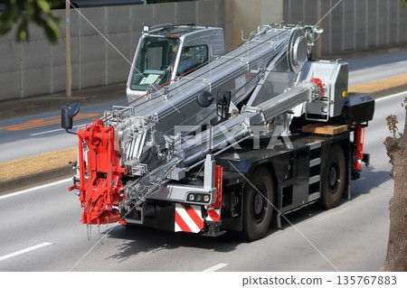 Rough terrain crane (self-propelled crane) Rough terrain crane (self-propelled crane) 135767883