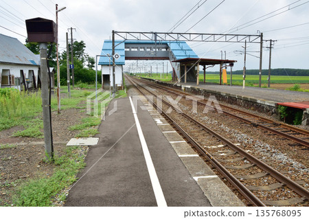 JR Hokkaido Hakodate Main Line: View of Koshuunai Station (Summer 2023) 135768095