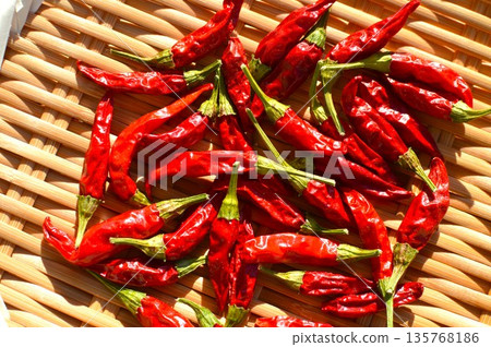 將採摘下來的鮮紅色辣椒晾乾 135768186