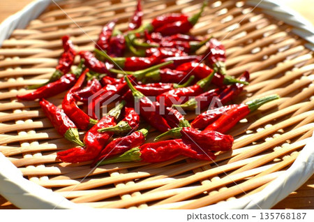 將採摘下來的鮮紅色辣椒晾乾 135768187